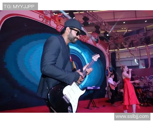 足球明星品尝西红柿的趣味视频分享让你大开眼界的美食体验