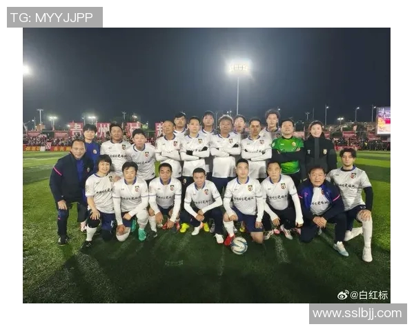 足球明星背影合影展现独特魅力与团队精神的精彩瞬间