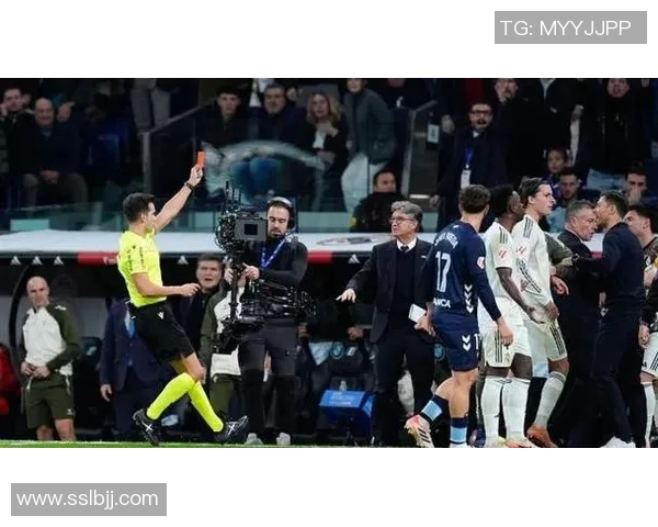 内马尔因不满判罚情绪失控踢裁判引发争议与讨论